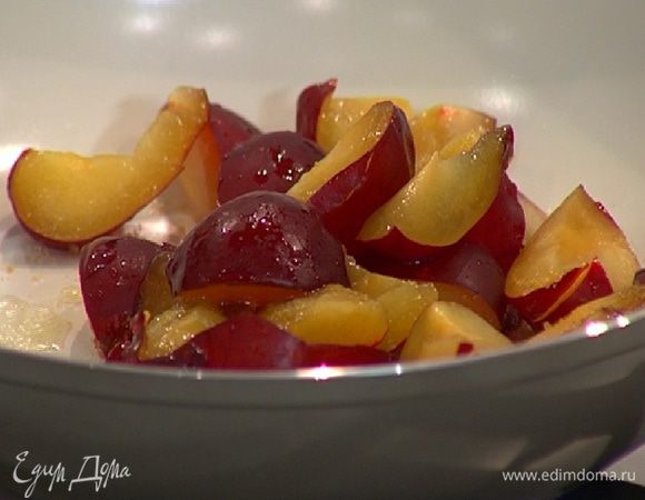 Разогреть в сковороде 1/2 ч. ложки сливочного масла, всыпать 2 ст. ложки сахара, выложить сливы и все перемешать.