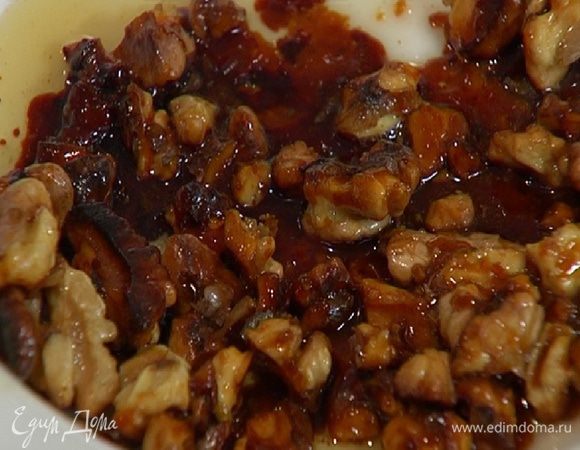 Дать орехам закарамелизироваться, затем переложить их на тарелку (лишнее масло слить).