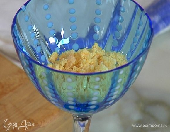 Печенье раскрошить руками.