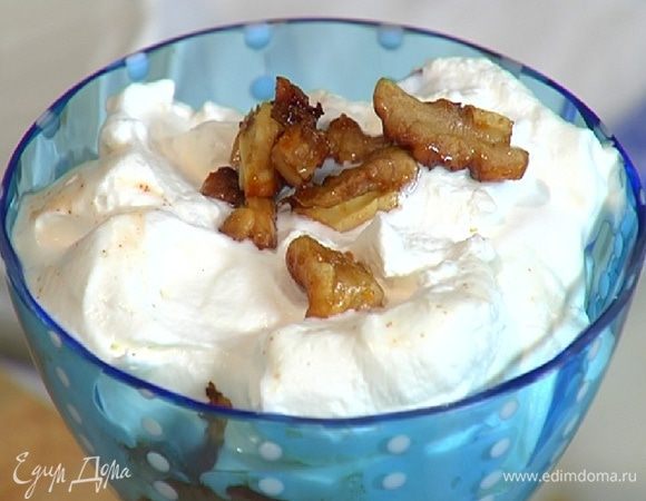 На дно прозрачных бокалов выложить немного крошки из печенья, затем сливы с выделившимся соком, а сверху взбитые сливки, украсить десерт карамелизированными орехами.