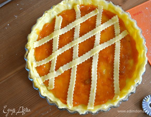 Оставшееся тесто раскатать и нарезать из него полоски (шириной 1 см или чуть меньше). Выложить аккуратно полосочки теста поверх джема..., наподобие плетенки (упрощенный вариант).