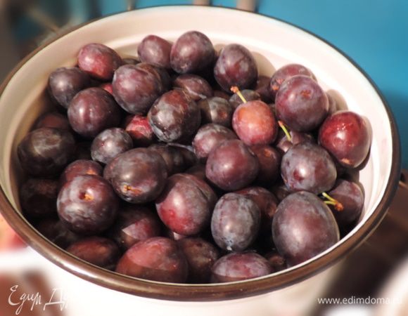 Приношу извинения за качество фото. Снимала пошаговые ночью при очень плохом освещении.
Итак, моем сливы. Вот столько их было вначале. Полная 6-литровая кастрюля.