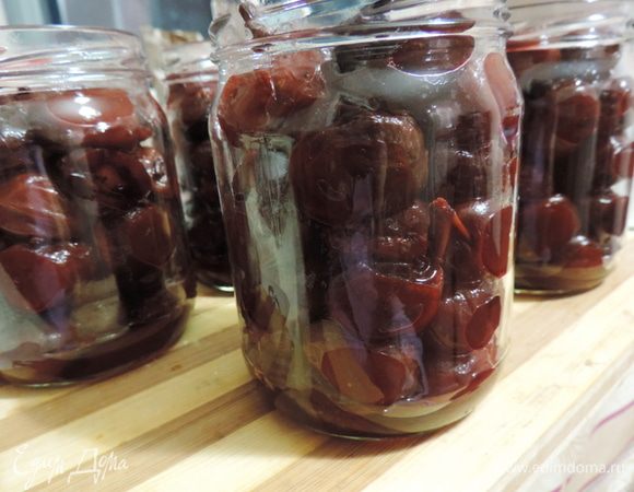 В последний раз маринад сливаем, а сливы раскладываем по простерилизованным баночкам. У меня вышло 4 поллитровых баночки и немножко на пробу. 