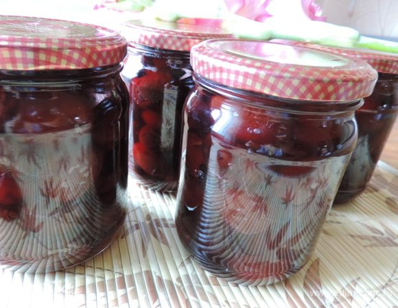 Заливаем кипящим маринадом и закрываем простерилизованными крышками.