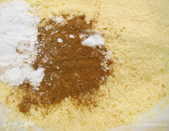 В масляно-яичную смесь просеять муку с разрыхлителем, крахмалом и корицей. 