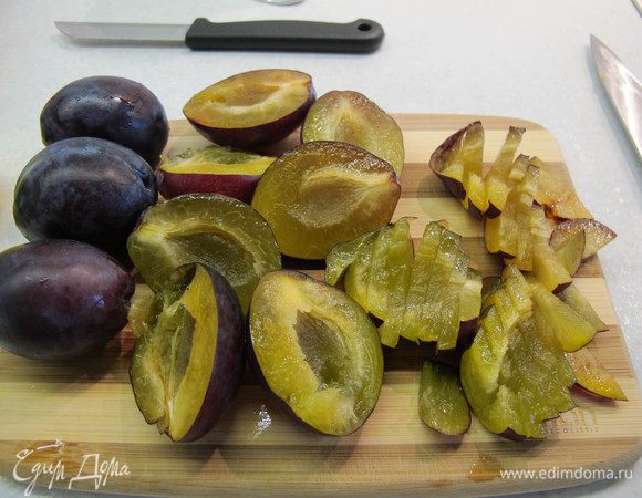 Сливы помыть и обсушить. Разрезать пополам, удалить косточку и нарубить мякоть.