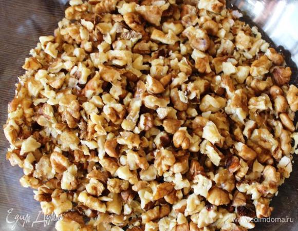 Разогреть духовку до 180 градусов. Орехи крупно порубить.