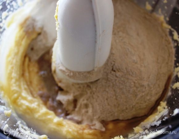 Взбить масло с сахаром, добавить яйцо, еще раз взбить. Добавить муку, разрыхлитель и воду, замесить тесто. 