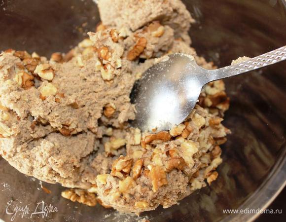 Добавить орехи. 