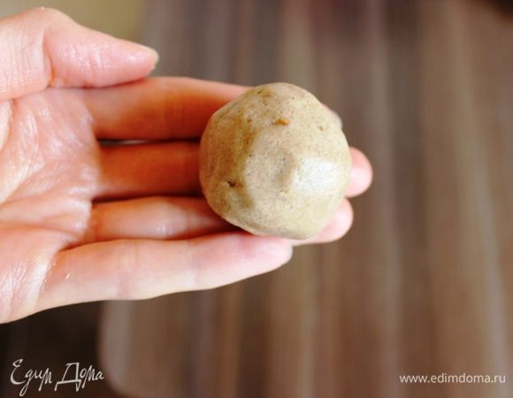 В рецепте нужно было просто выкладывать тесто ложкой на противень. Но шарики как-то аккуратнее))))