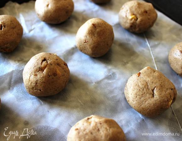 Скатать из теста шарики и разместить их на застеленный пергаментом противень.