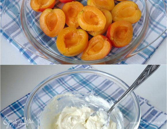 Абрикосы вымыть и отделить от косточек. Крем – чиз, плавленый сыр и 2 ст. л. сахара смешать в миске.