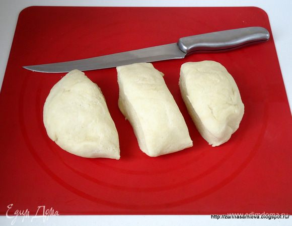 Разделить тесто на две или три части.