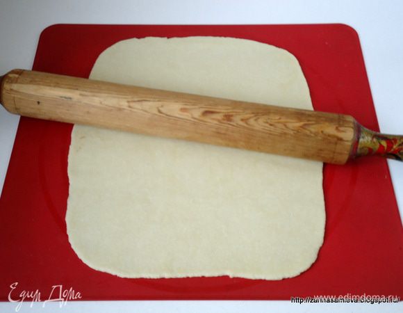 Каждую часть теста раскатать в пласт, лучше всего тесто раскатывать на силиконовом коврике прикрыв сверху пленкой.