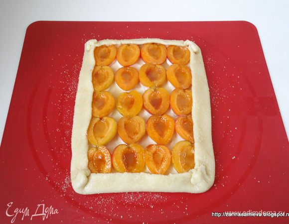 Края теста завернуть, образуя бортики. Поверхность бортиков смазать оставшимся белком и присыпать сахаром. Таким образом сформовать остальные пироги.