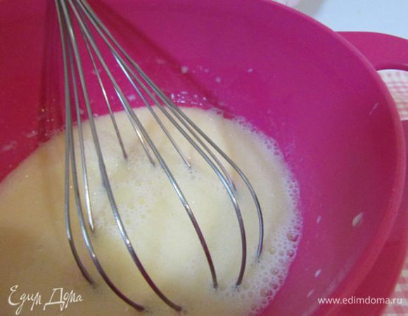 В теплом молоке развести яйцо, растительное масло и соль.