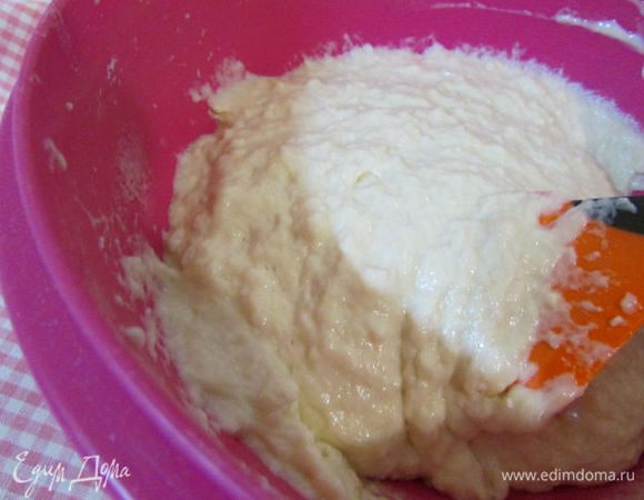 Добавить муку и замесить тесто. Оставить в теплом месте на 30 минут.