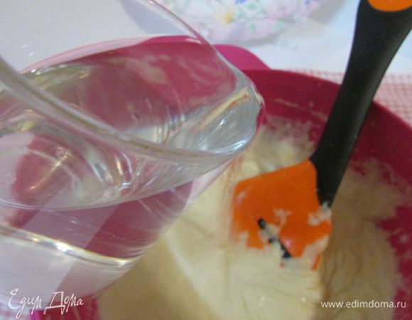 Развести теплой водой и хорошо размешать.