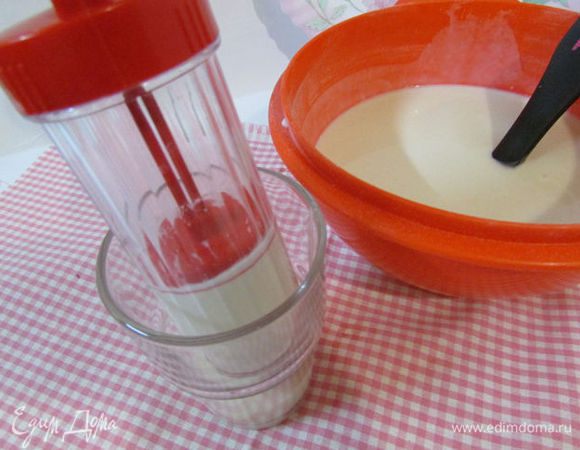 Заполнить кондитерский шприц тестом.