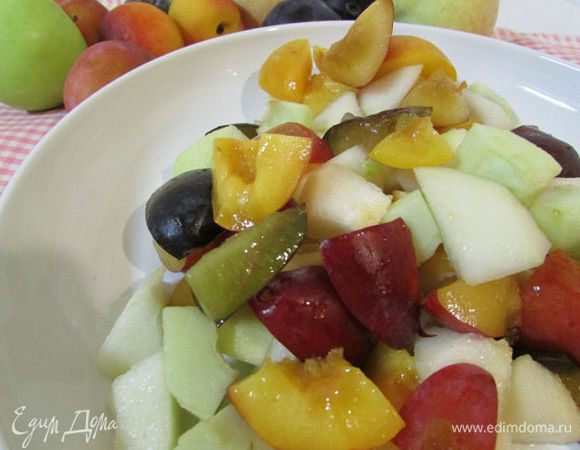 Тем временем подготовить фрукты (у меня груша, яблоко, сливы двух сортов, абрикос). Почистить яблоко и грушу, убрать семечки. Фрукты нарезать небольшими кусочками. Хорошо перемешать.