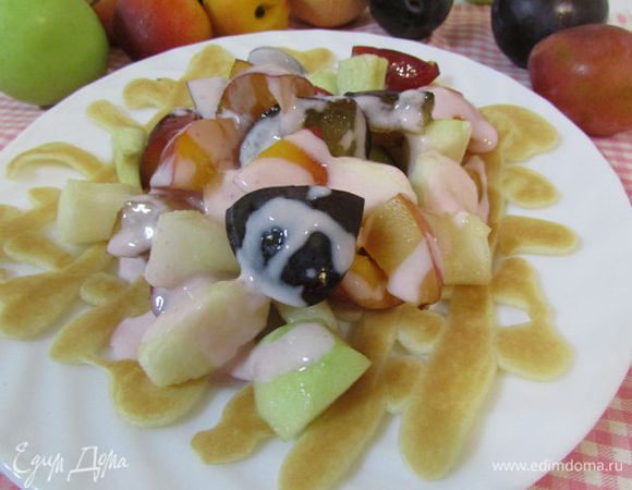 На тарелку положить блинчик. На него выложить фрукты с соком (если он образовался) и полить 2 ст. л. йогурта.