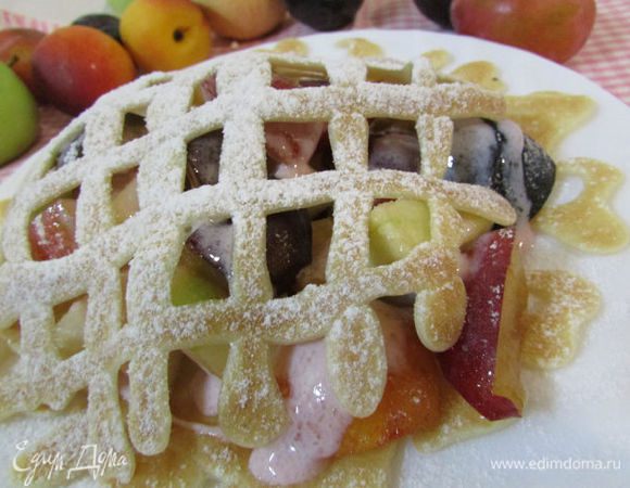 Прикрыть  фрукты с йогуртом вторым блинчиком. Посыпать сахарной пудрой.