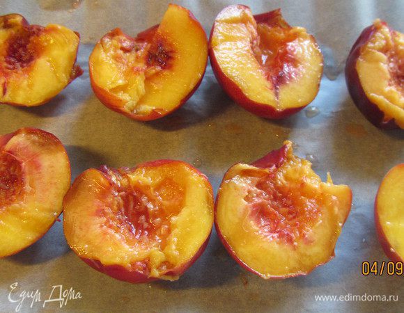 Персики разрезаем пополам и удаляем косточку.
