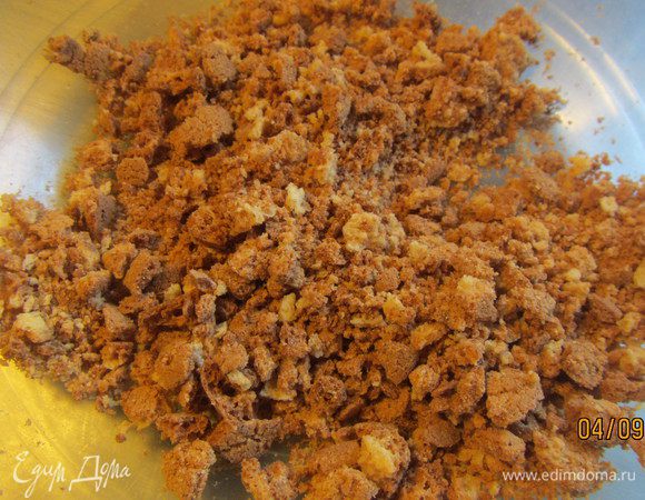 Амаретти превращаем в крошку. Можно это сделать руками, или в блендере, или положить печенье в пакет, закрыть его и отбить печенье скалкой.