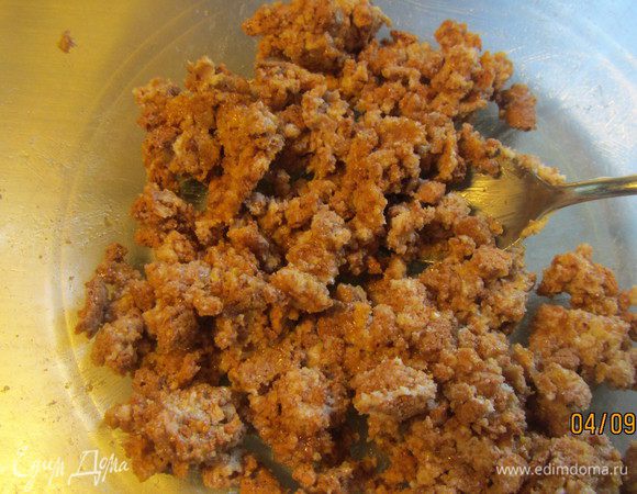 Крошки амаретти смешиваем с размягченным сливочным маслом, сахаром и желтком.

