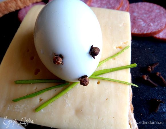 Втыкаем гвоздичку для глаз и носика. Из порея вырезаем усики.