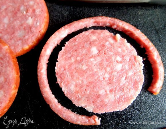 Для хвостика отрезаем краешек кружка колбасы.