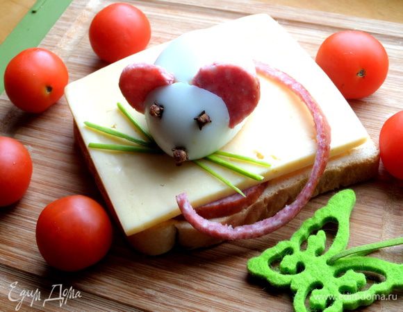 Вставляем хвостик и ушки. "Мышка" готова!