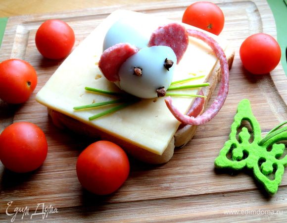 Если поставить бутерброд (без "мышки"!) в микроволновку,то можно подать в горячем виде))) Приятного аппетита Вашим деткам!!!!!