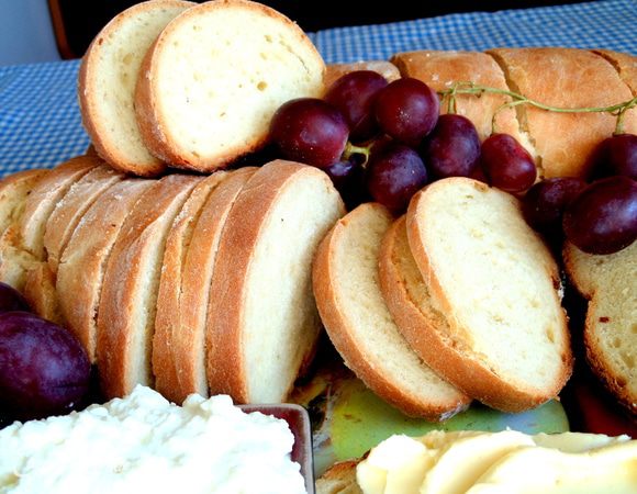 Попробуйте батон на кефире от Ярославы! Он как сдобный и хорош к чаю))) http://www.edimdoma.ru/retsepty/68339-baton-na-kefire