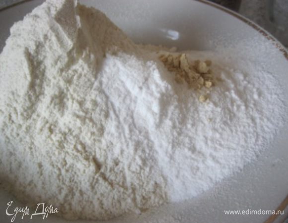 В миску просеять муку, добавить сахарную пудру, соль, соду и имбирь.
Перемешать)