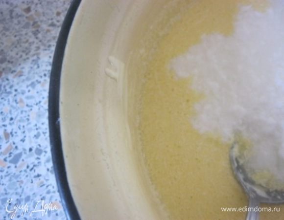 Добавить кефир.