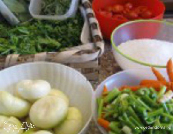 Вымыть все овощи. С помидоров снять шкурку.