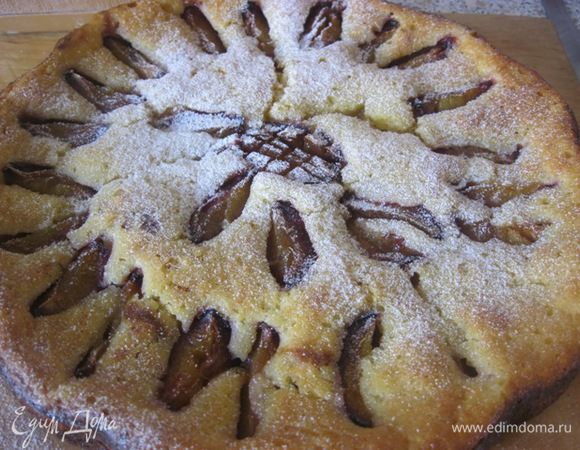 Дать остыть в форме пару минут, достать пирог из формы, посыпать сахарной пудрой и дать полностью остыть)

Приятного)))