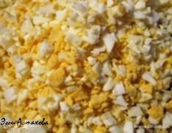 Это слоеный салат, поэтому необходимо подготовить все продукты по отдельности, не смешивая.

Отвариваю яйцами и измельчаю их.






Отправляю салат в холодильник, чтобы все хорошо пропиталось на пару часов.

