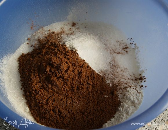 Духовку разогреваем до 180 градусов.
Сухие ингредиенты: мука, сахар, соль, разрыхлитель, сода, ссыпаем в одну глубокую миску.