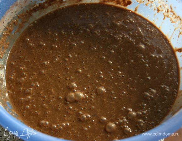 Делаем в центре углубление и разбиваем туда яйца. Затем вливаем сливки, кофе и масло.
Взбиваем все миксером, чтобы не было комков.