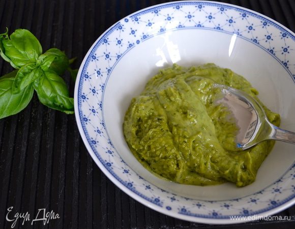 Приготовить соус песто. Листья базилика осторожно вымыть и осушить. Стараться не помять! ))) Поврежденные листья базилика выделяют эфирные масла и темнеют. Соответственно, цвет у песто получится темно-зеленого цвета и он приобретет травянистый вкус! 
В чашу миксера положить листики базилика, тертый сыр пармезан и кедровые орешки. Измельчить все на большой скорости. Посолить и поперчить. Добавлять оливковое масло до получения соусом желаемой консистенции.   