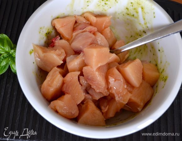 Духовку разогреть до 150 С.
Куриное филе нарезать небольшими кусочками.