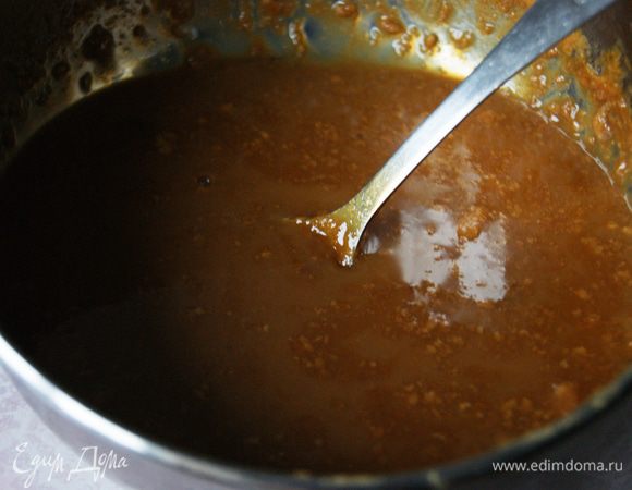 Влейте в горячую карамель теплое или даже горячее молоко. Варим до растворения всех кусочков карамели. Готовый сироп нужно остудить.