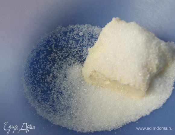 Взбиваем масло с остатками сахара и солью минуты 3-5, затем добавляем желтки.