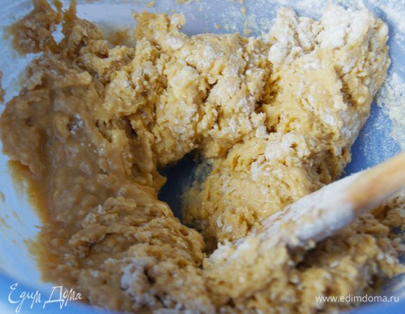 Продолжаем взбивать, постепенно добавляя остывший карамельный сироп (примерно половину). Потом добавляем ванилин и коньяк.
Теперь всыпаем муку, смешанную с разрыхлителем и добавляем остаток сиропа. Можно добавить орехи и цукаты, если хотите.
