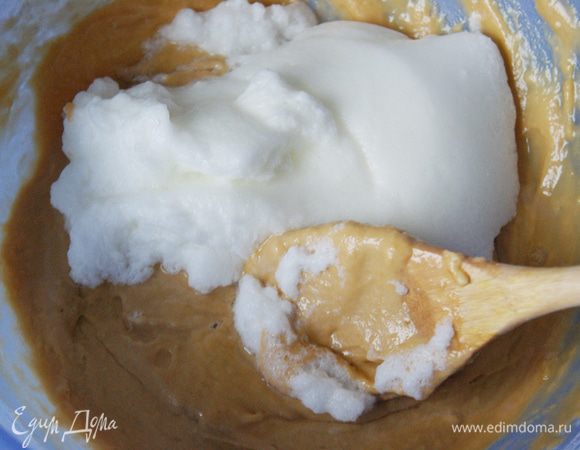 Теперь добавляем взбитые до крепкой пены белки. Белки добавляем аккуратно и постепенно, чтобы тесто не опало при выпечке.
Тесто выливаем в форму и выпекаем при 180 градусов минут 40-60. Можно выпекать отдельными кексиками.
Приятного чаепития!

