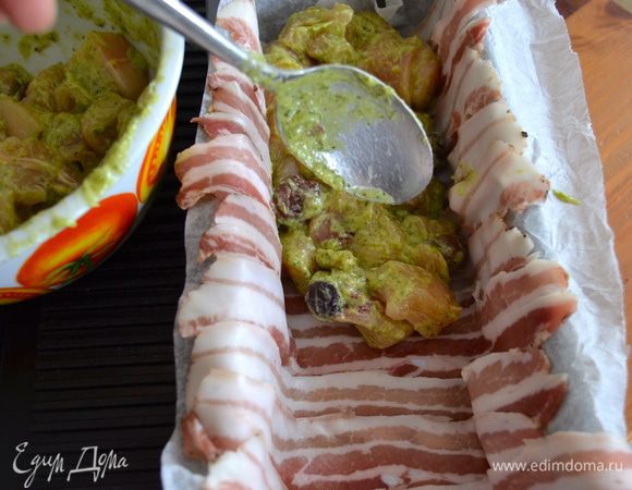 Заполнить начинкой из курицы.