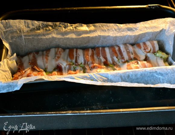 Выпекать в разогретой духовке на водяной бане в течение 50 минут. Готовый террин достать из духовки, дать остыть и выложить на сервировочное блюдо.