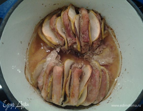 Мясо отправить в духовку и выпекать 2 часа на 150 гр.
За 15 минут до готовности снять крышку и поставить на режим *гриль*.